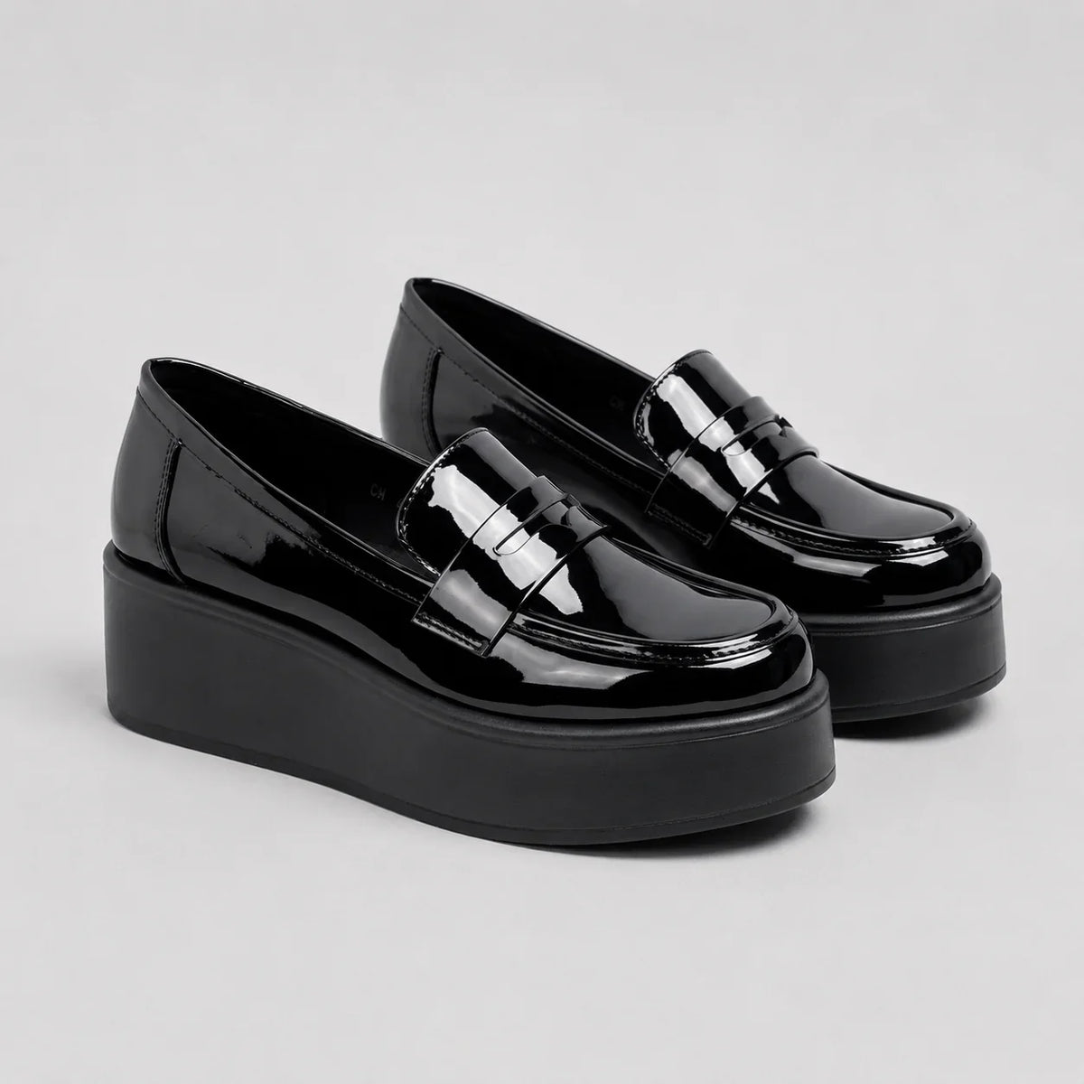 Mocassins noirs vernis femme à plateforme portés ANDREY