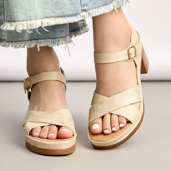Sandales beiges femme à talon bloc et brides croisées ANDREY