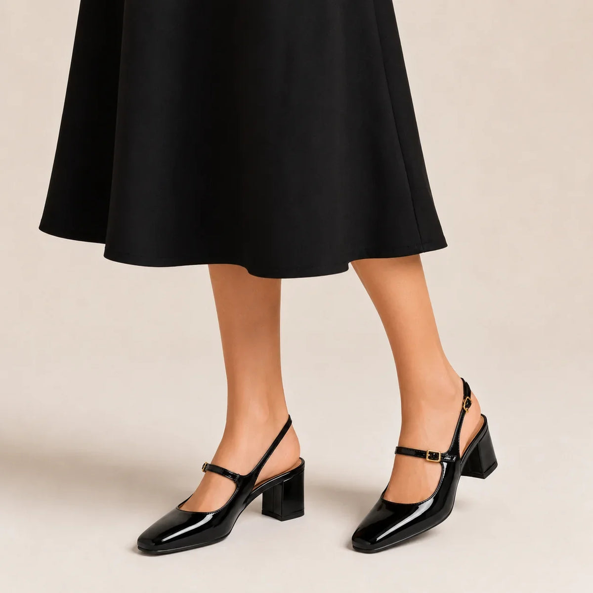 Escarpins slingback noirs vernis femme à talon bloc et boucles dorées portés par mannequin