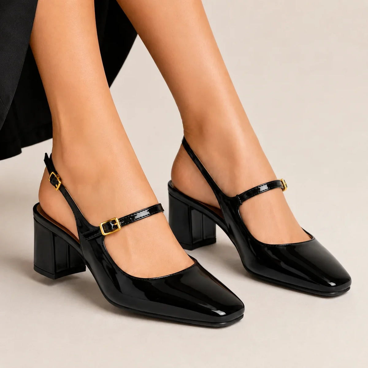 Escarpins slingback noirs vernis femme à talon bloc et boucles dorées portés par mannequin